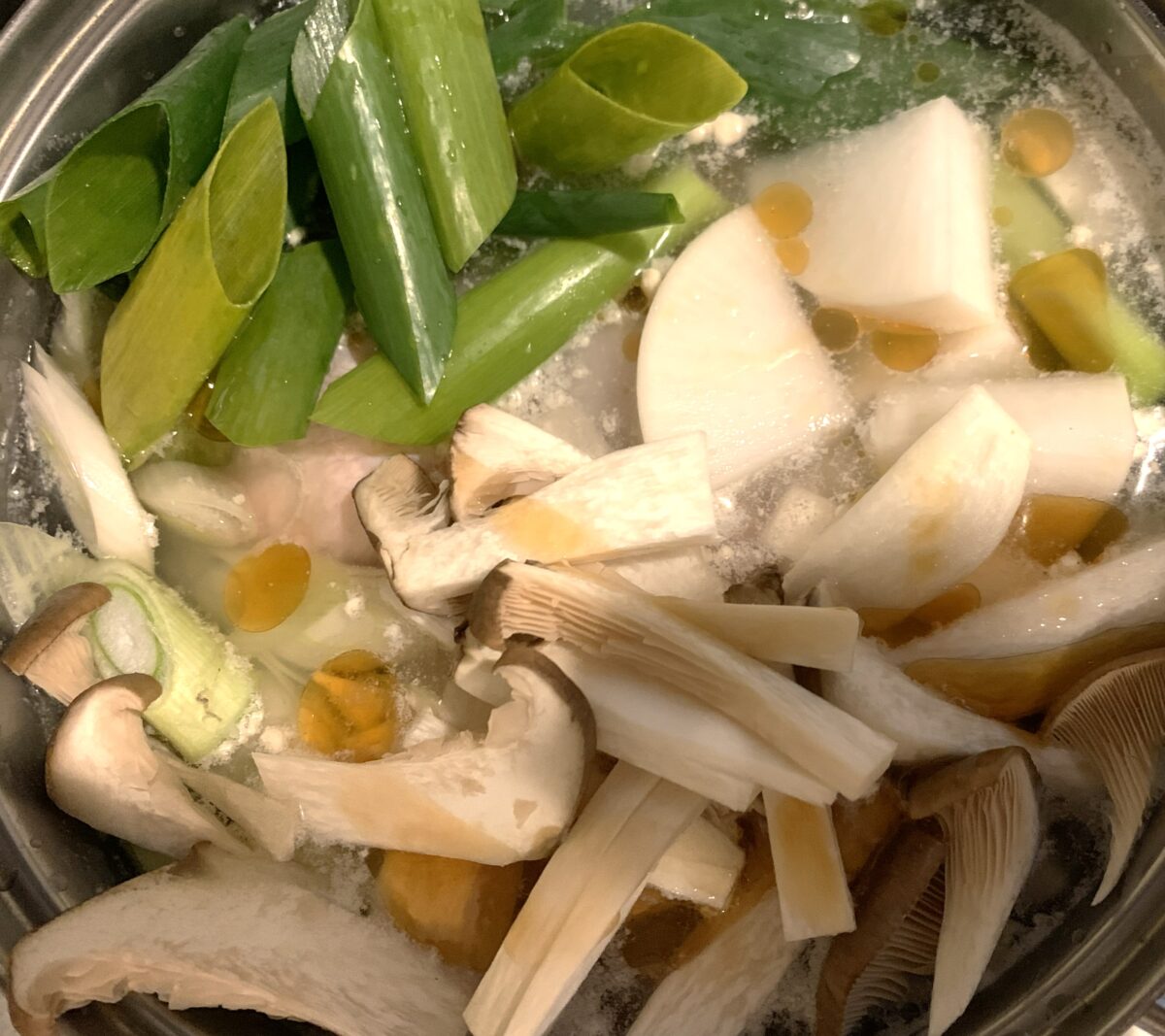 おススメする鍋の実際の写真。シイタケ、ネギ、鶏肉などが入っている。