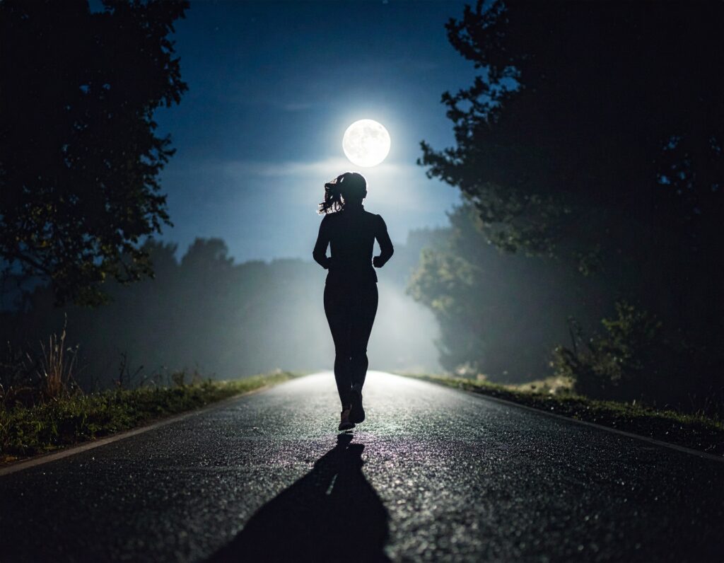 夜のランニングをする女のランナー。孤独と向き合っている様子。