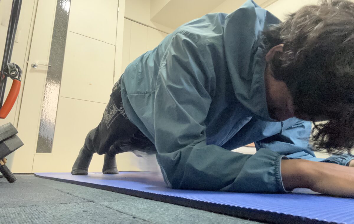 自宅でプランク中の筆者(Tomoya)の画像。