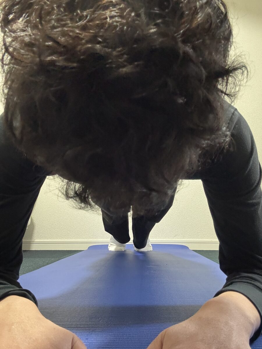 プランク中の筆者(Tomoya)の正面からの写真。