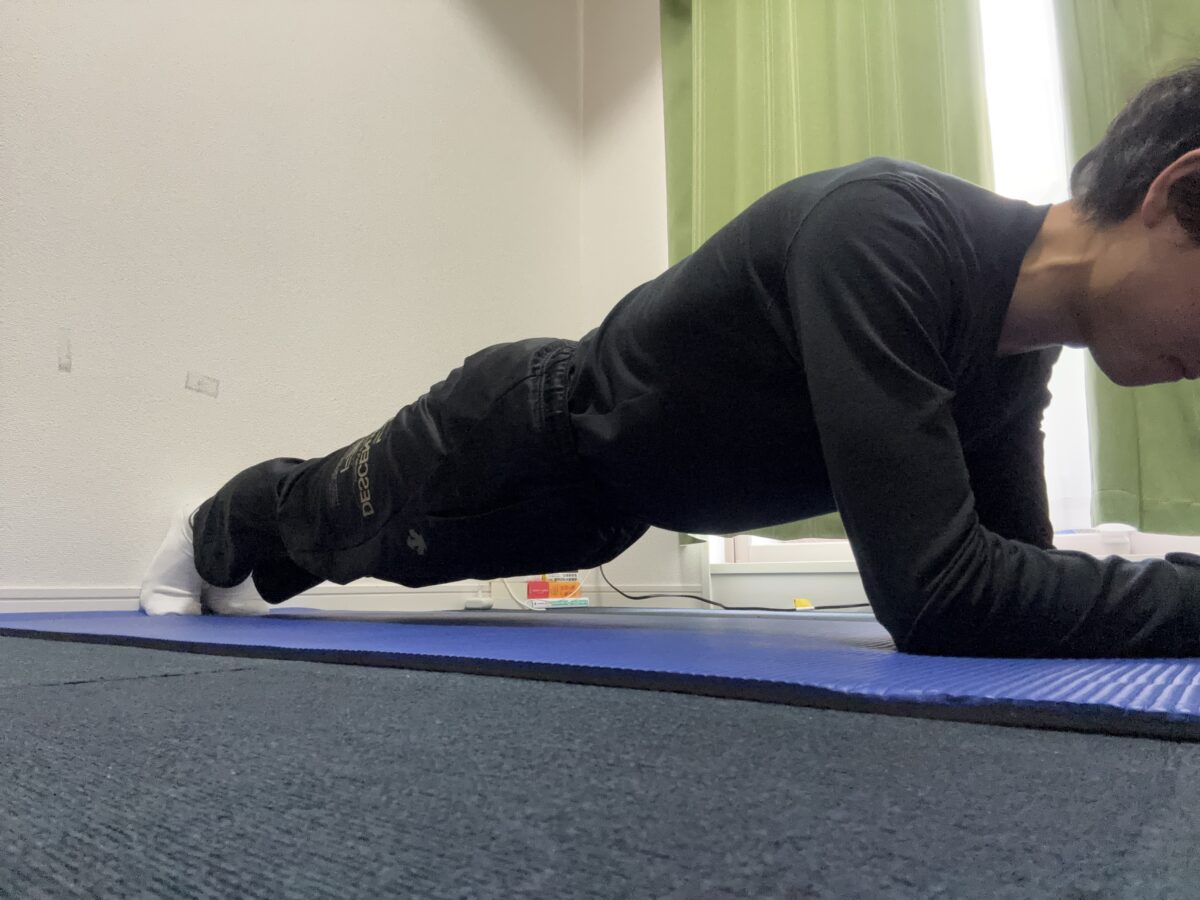 実際にプランクをしている様子。