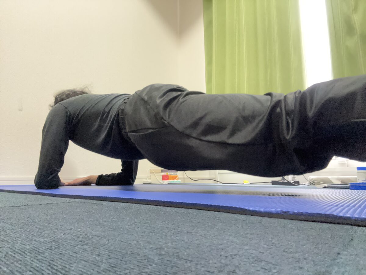 実際にプランクをしている写真。