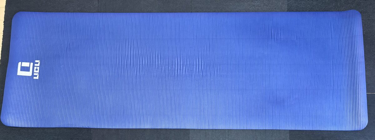 現在、筆者(Tomoya)が使っているヨガマットの写真。長さ約183cm。