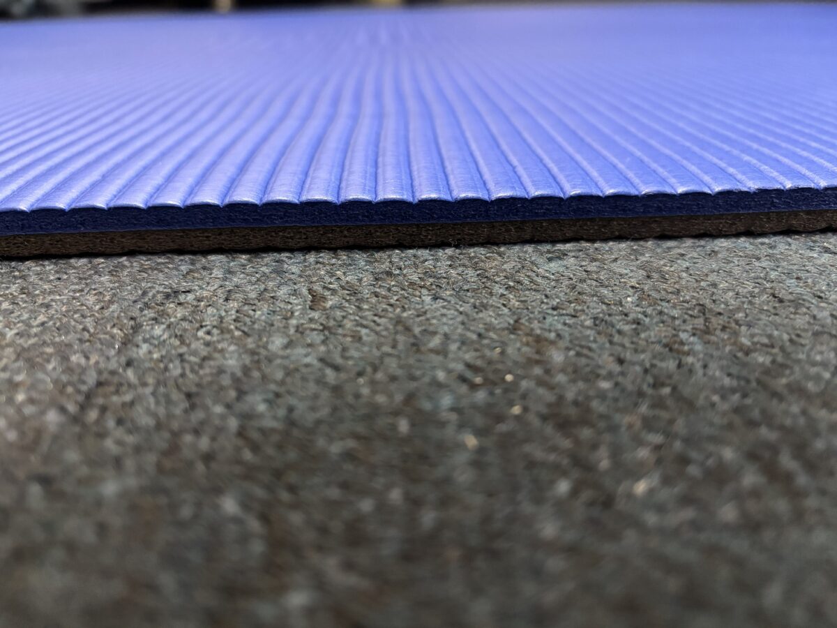 筆者(Tomoya)が使っているヨガマットの厚みがわかる写真。約10mm程の厚みがある。