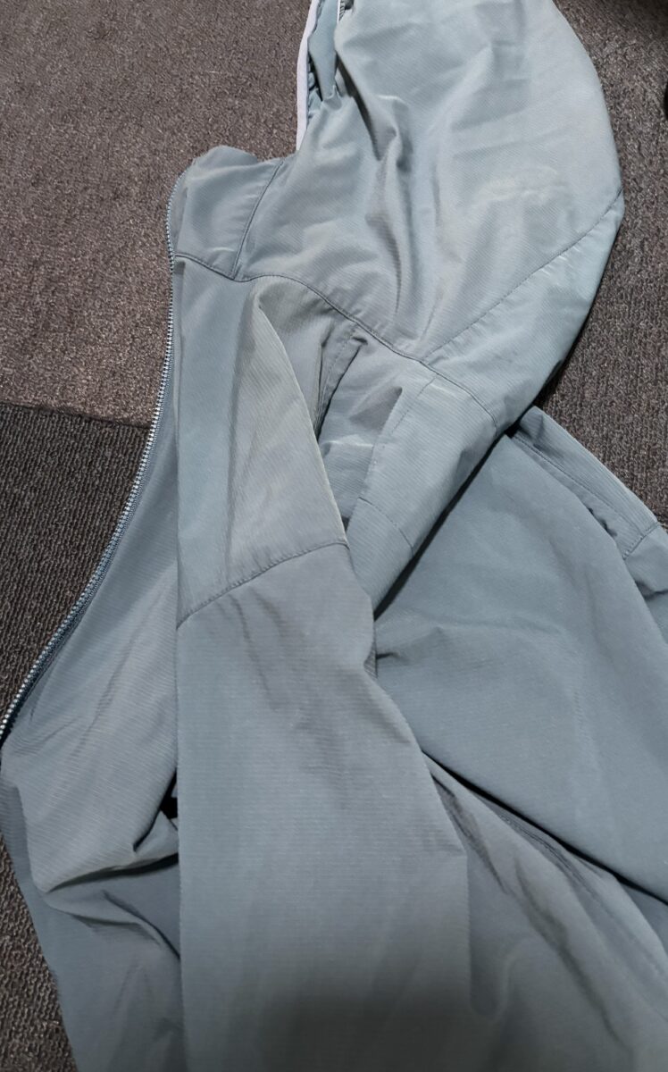 私が着用している実際のランニングウェア。ユニクロポケッタブルUVカットパーカ/NANODESIGN。