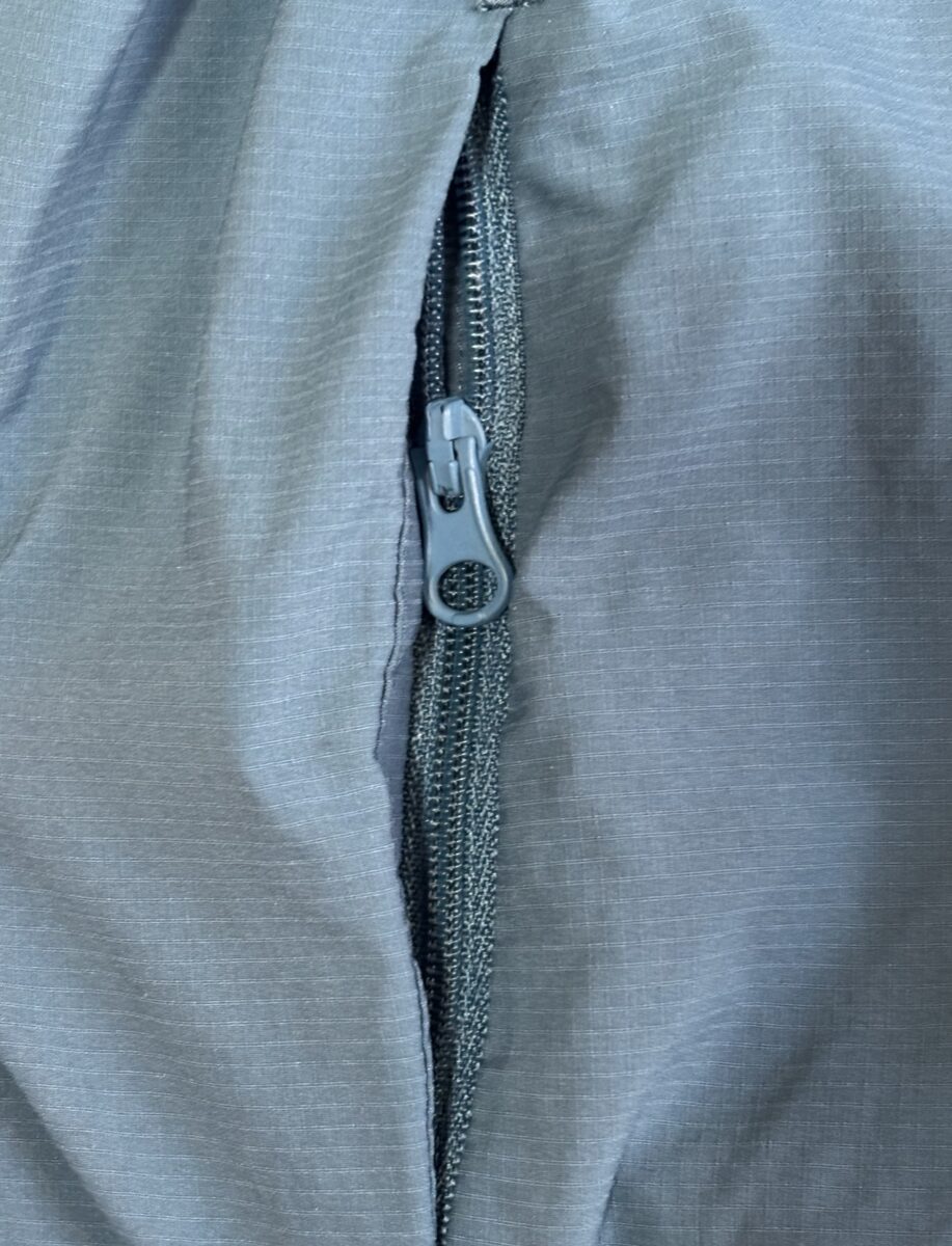 ランニングウェアのチャックの写真。