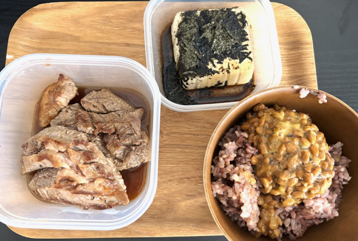 チートデイの食事の内容の様子。赤身肉、雑穀米+納豆、豆腐+きざみのり。