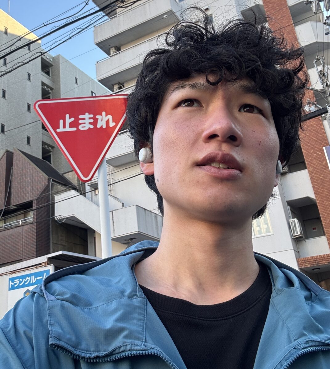 筆者(Tomoya)と「止まれ」の表札。