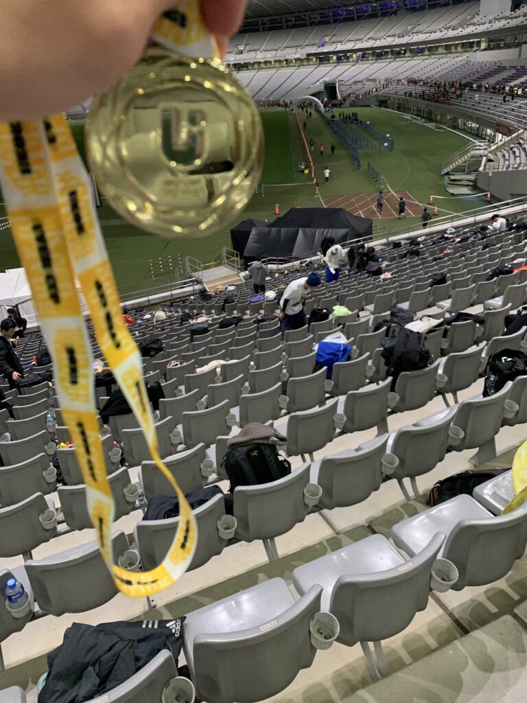 第一回UVERcupの走り終えた後にもらったメダルと会場の記念写真。