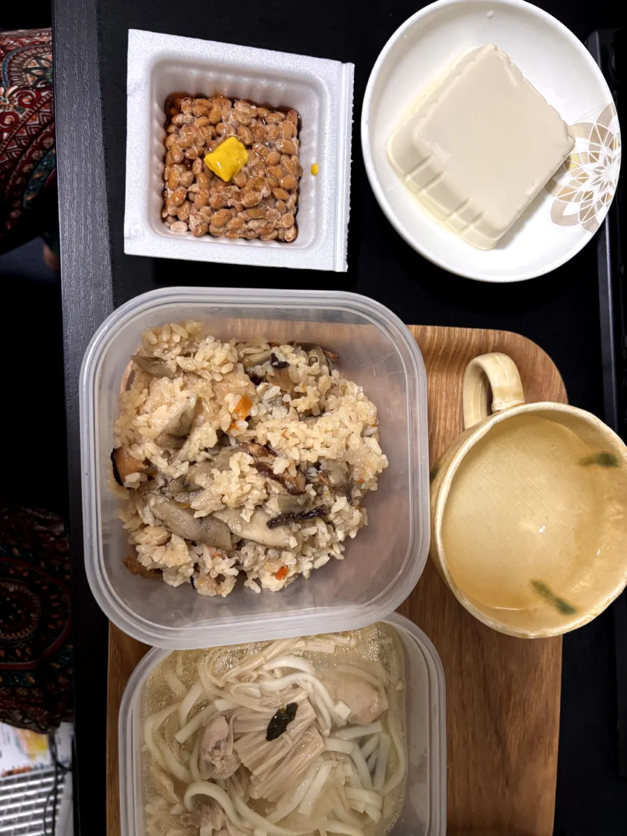 普段の食事（レース前に食べていたような健康的なもの）での鍋や炊き込みご飯、納豆、豆腐の実際の写真。