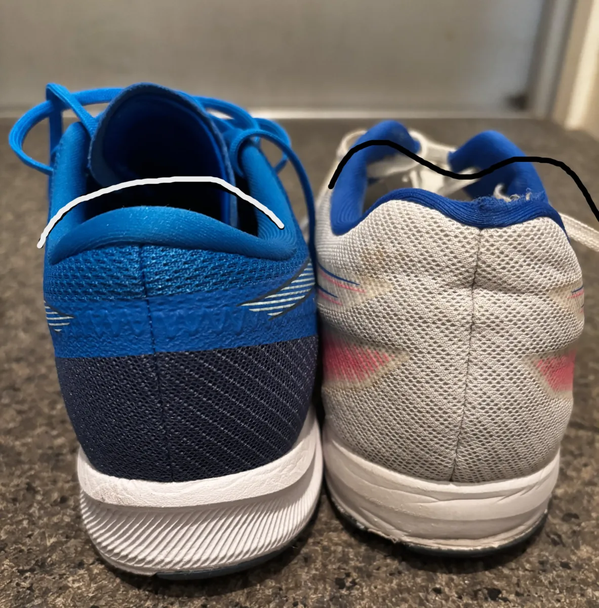 かかと部分の比較写真。ライトレーサー6(左)ライトレーサー5(右)。前作との比較を可視化。