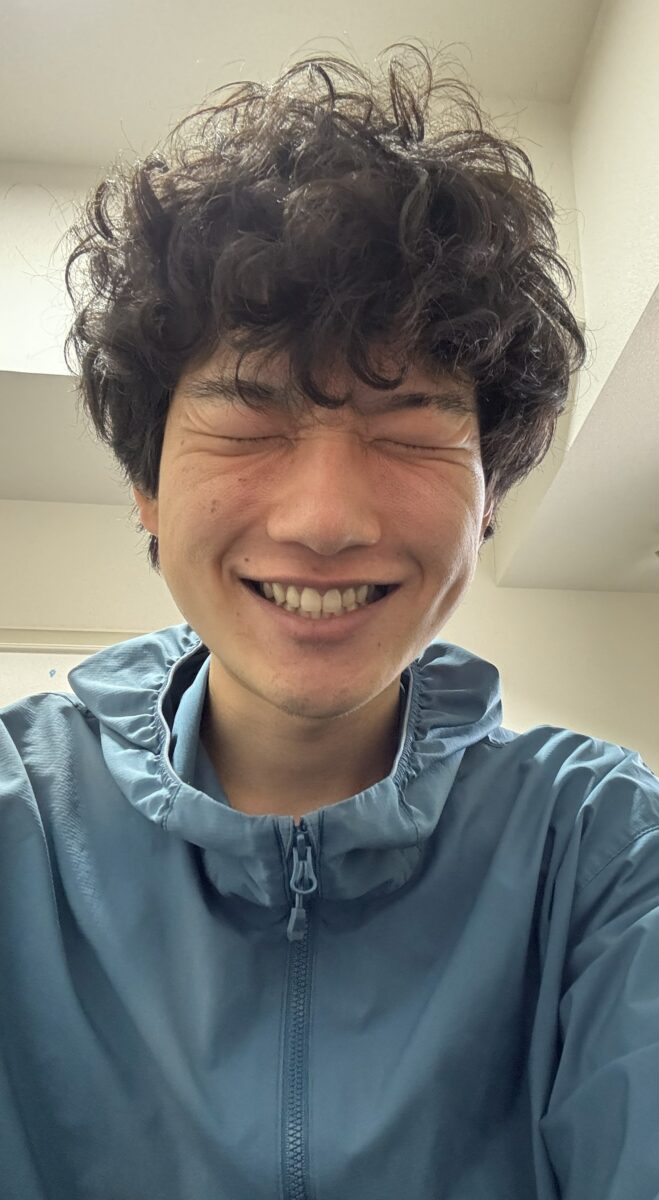 筆者(Tomoya)の笑顔を表現している様子。