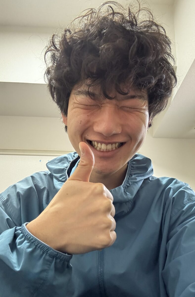 筆者(Tomoya)が良いねを表現している様子。