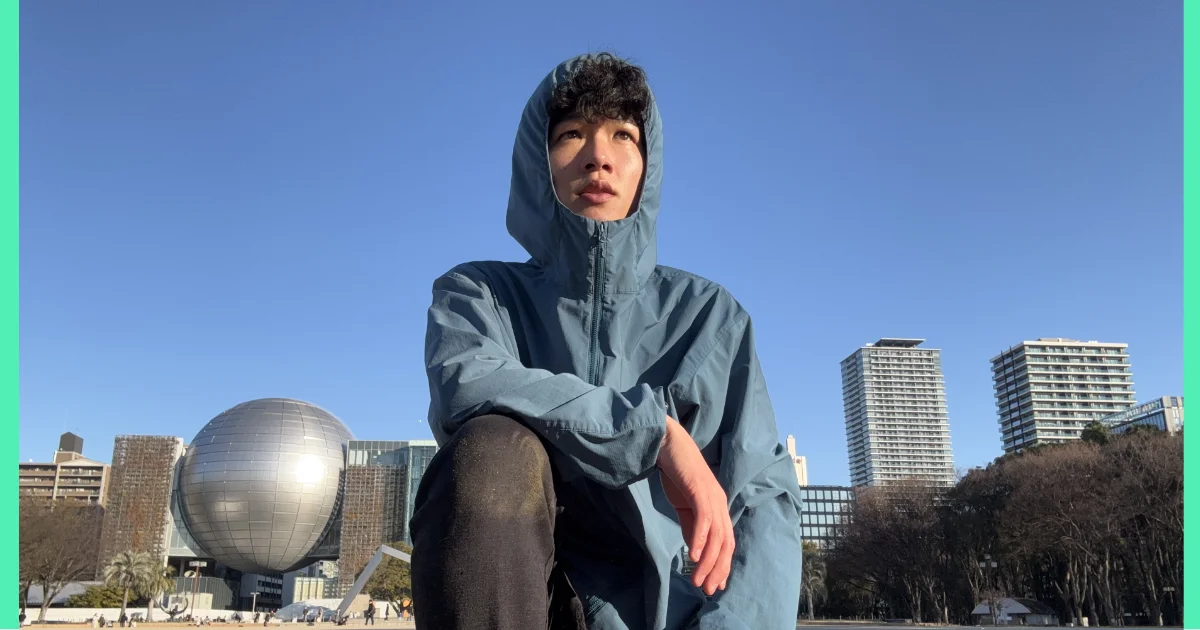 膝をつきながら光を浴びながら遠くを眺めて目的を意識している様子。